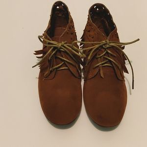BROWN LACE UP FRINGE BOOTIES